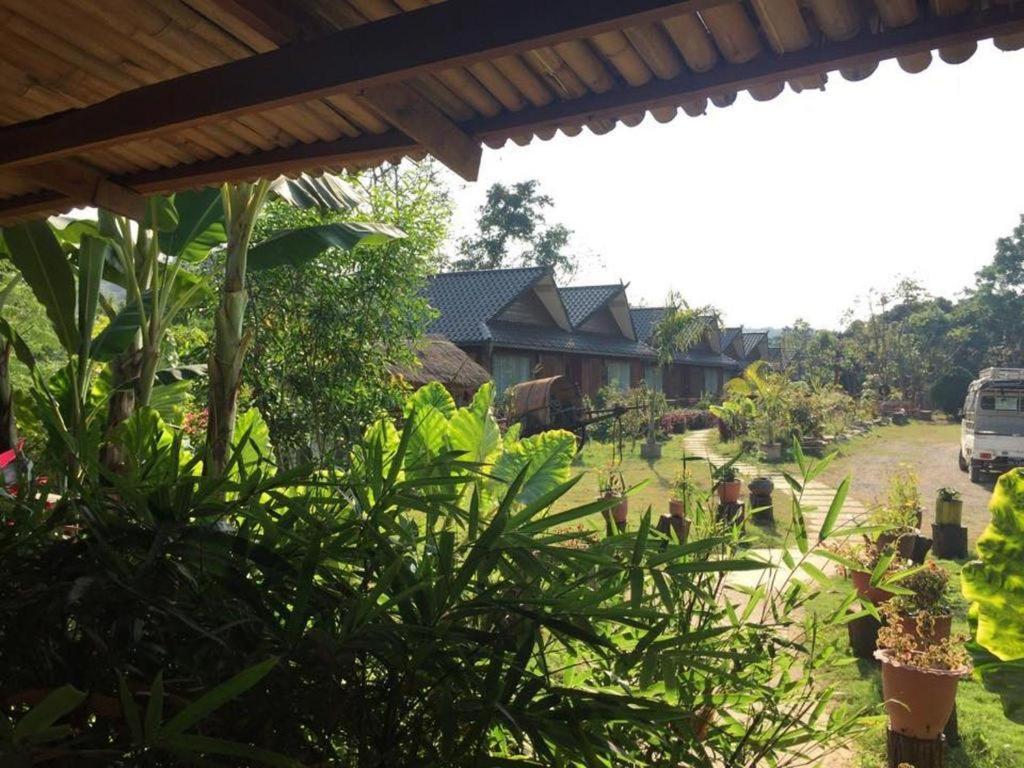 Mr Charles River View Lodge Hsipaw Exterior photo