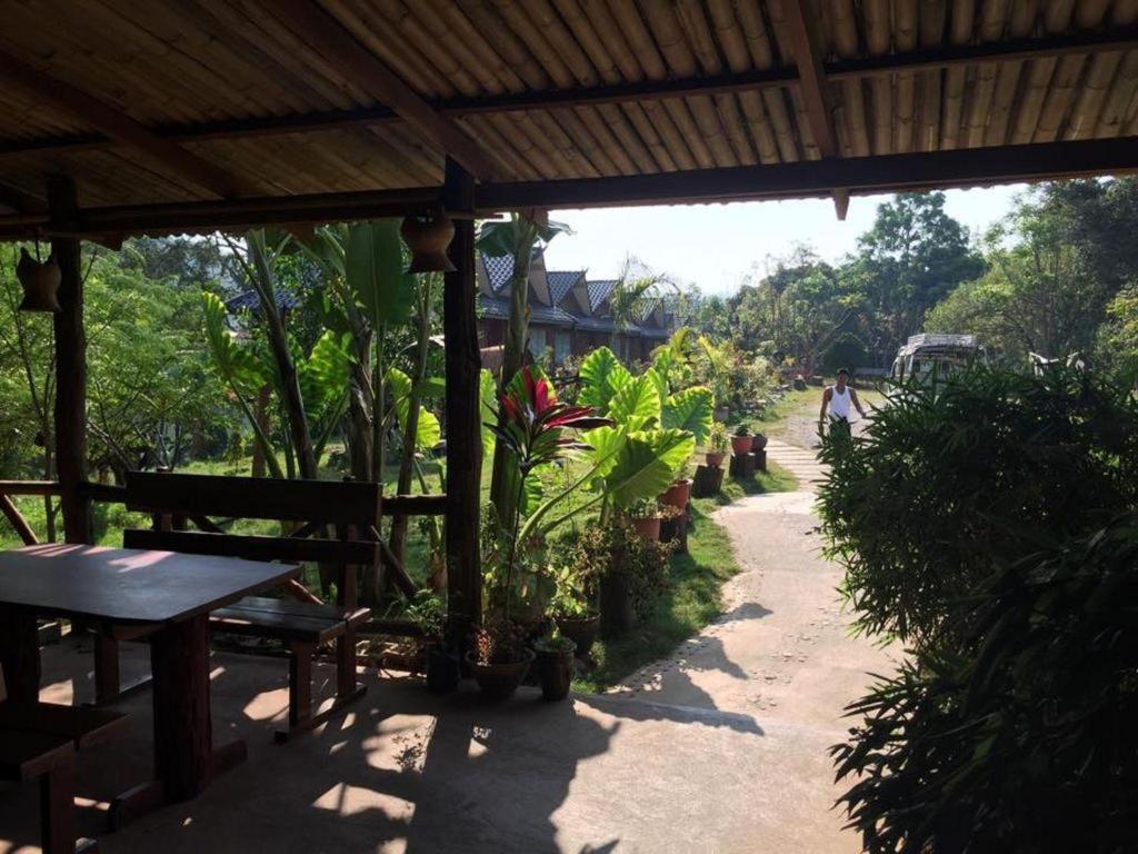 Mr Charles River View Lodge Hsipaw Exterior photo